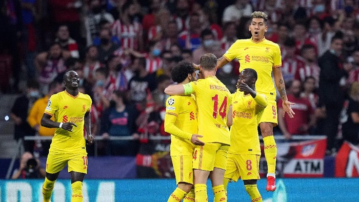 MADRID, SPAIN - OCTOBER 19: Mohamed Salah of Liverpool celebrates with team mates after scoring their sides first goal  during the UEFA Champions League group B match between Atletico Madrid and Liverpool FC at Wanda Metropolitano on October 19, 2021 in Madrid, Spain. (Photo by Angel Martinez/Getty Images)