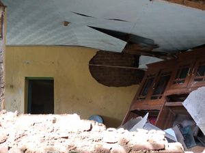 Tebing 15 Meter Longsor, 4 Rumah Warga di Majalengka Rusak