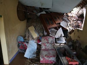 Tebing 15 Meter Longsor Menimpa Rumah Warga di Majalengka