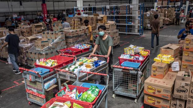 Pickers atau pengambil barang JD.ID mengambil produk pesanan konsumen di Warehouse JD.ID Marunda, Bekasi, Jawa Barat, Jumat (10/12/2021). Menjelang Hari Belanja Online Nasional (Harbolnas) 12.12, salah satu perusahaan e-commerce JD.ID menargetkan akan tejadi lonjakan pembelian sekitar 167.000 order per hari. ANTARA FOTO/Muhammad Adimaja/rwa.
