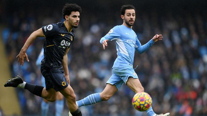 MANCHESTER, ENGLAND - DECEMBER 11: Bernardo Silva of Manchester City is closed down by Rayan Ait-Nouri of Wolverhampton Wanderers during the Premier League match between Manchester City and Wolverhampton Wanderers at Etihad Stadium on December 11, 2021 in Manchester, England. (Photo by Gareth Copley/Getty Images)