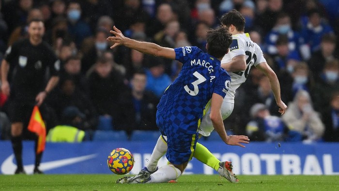 LONDON, ENGLAND - DECEMBER 11: Daniel James of Leeds United is fouled by Marcos Alonso of Chelsea leading to a penalty being awarded to Leeds United during the Premier League match between Chelsea and Leeds United at Stamford Bridge on December 11, 2021 in London, England. (Photo by Mike Hewitt/Getty Images)
