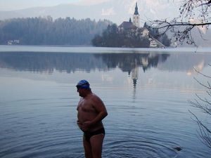 Ia (67) Pernah Berenang Dikelilingi Piranha-Bajak Laut