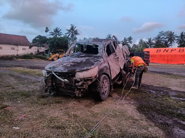 Penampakan Mobil Relawan UNS yang Hancur Diterjang Lahar Dingin Semeru