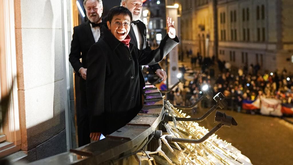 Ekspresi Dua Jurnalis Saat Terima Nobel Perdamaian Ekspresi Dua Jurnalis Saat Terima Nobel Perdamaian