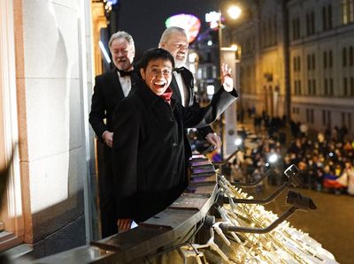Ekspresi Dua Jurnalis Saat Terima Nobel Perdamaian
