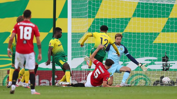 NORWICH, ENGLAND - JUNE 27: Harry Maguire of Manchester United scores his teams second goal past Tim Krul of Norwich City during the FA Cup Quarter Final match between Norwich City and Manchester United at Carrow Road on June 27, 2020 in Norwich, England. (Photo by Catherine Ivill/Getty Images)