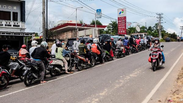 Panjangnya Antrean Pengisian BBM di SPBU Pangkalpinang