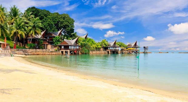 Pantai Marina yang berlokasi di Batam cocok sebagai destinasi wisata/Foto: Pantainesia.com