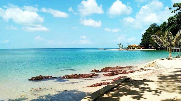 Pantai Mirota yang berlokasi di Batam cocok sebagai destinasi wisata/Foto: Pantaipedia.com