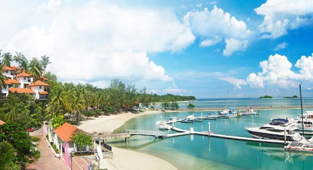 Pantai Nongsa yang berlokasi di Batam cocok sebagai destinasi wisata/Foto: Pantainesia.com
