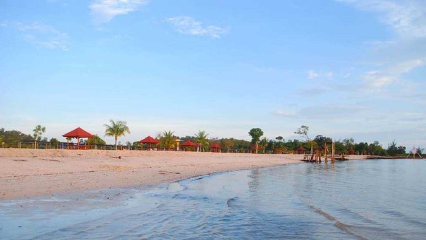 Pantai Viovio yang berlokasi di Batam cocok sebagai destinasi wisata/Foto: Pantaipedia.com