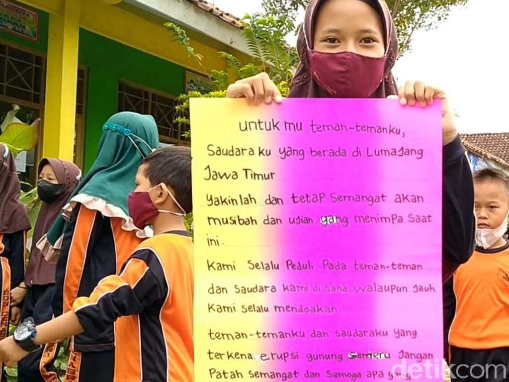Keren! Anak SD Ini Galang Dana Korban Erupsi Semeru-Sumbang Celengan
