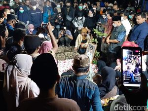 Isak Tangis Iringi Pemakaman Wali Kota Bandung Oded di Tasikmalaya Isak Tangis Iringi Pemakaman Wali Kota Bandung Oded di Tasikmalaya