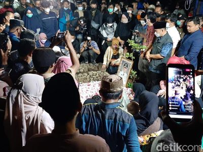 Isak Tangis Iringi Pemakaman Wali Kota Bandung Oded di Tasikmalaya