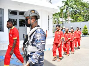 TNI AL Tangkap 5 Penyelundup dari Papua Nugini, 3 Positif Narkoba TNI AL Tangkap 5 Penyelundup dari Papua Nugini, 3 Positif Narkoba