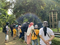 Ragunan Ramai Akhir Pekan Ini, Sejumlah Pengunjung Abai Lepas Masker