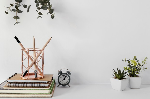 Rapikan meja sesuai fengshui