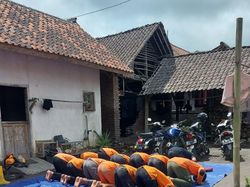 Suka Duka Relawan Erupsi Semeru, Salat Beralaskan Terpal-Bercanda Bersama