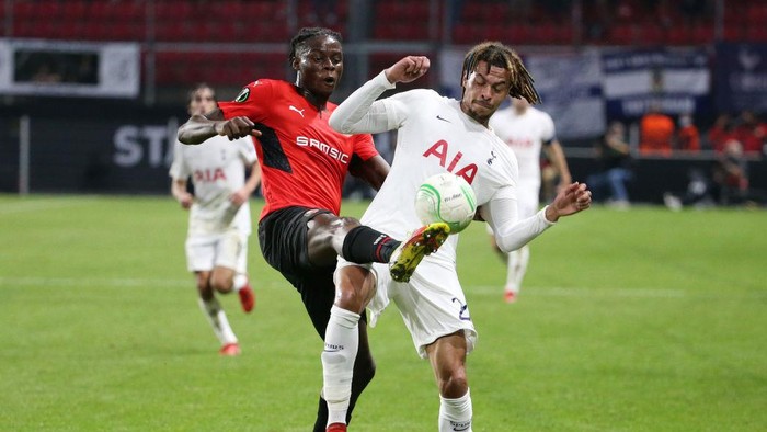 RENNES, FRANCE - SEPTEMBER 16: Dele Alli of Tottenham Hotspur battles for possession with Jeremy Doku of Rennes during the UEFA Europa Conference League group G match between Stade Rennes and Tottenham Hotspur at Roazhon Park on September 16, 2021 in Rennes, France. (Photo by John Berry/Getty Images)