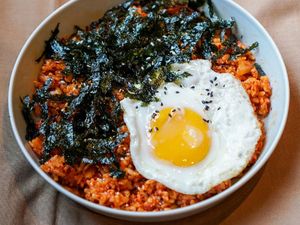 Resep Nasi Goreng Kimchi yang Pedas Nendang Mengenyangkan Resep Nasi Goreng Kimchi yang Pedas Nendang Mengenyangkan