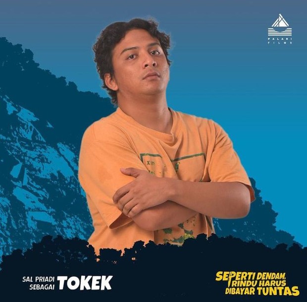 Sal Priadi yang Berperan Sebagai Tokek/foto: instagram.com/sepertidendamfilm Sal Priadi, penulis lagu dan penyanyi ini berperan sebagai Tokek, sahabat Ajo