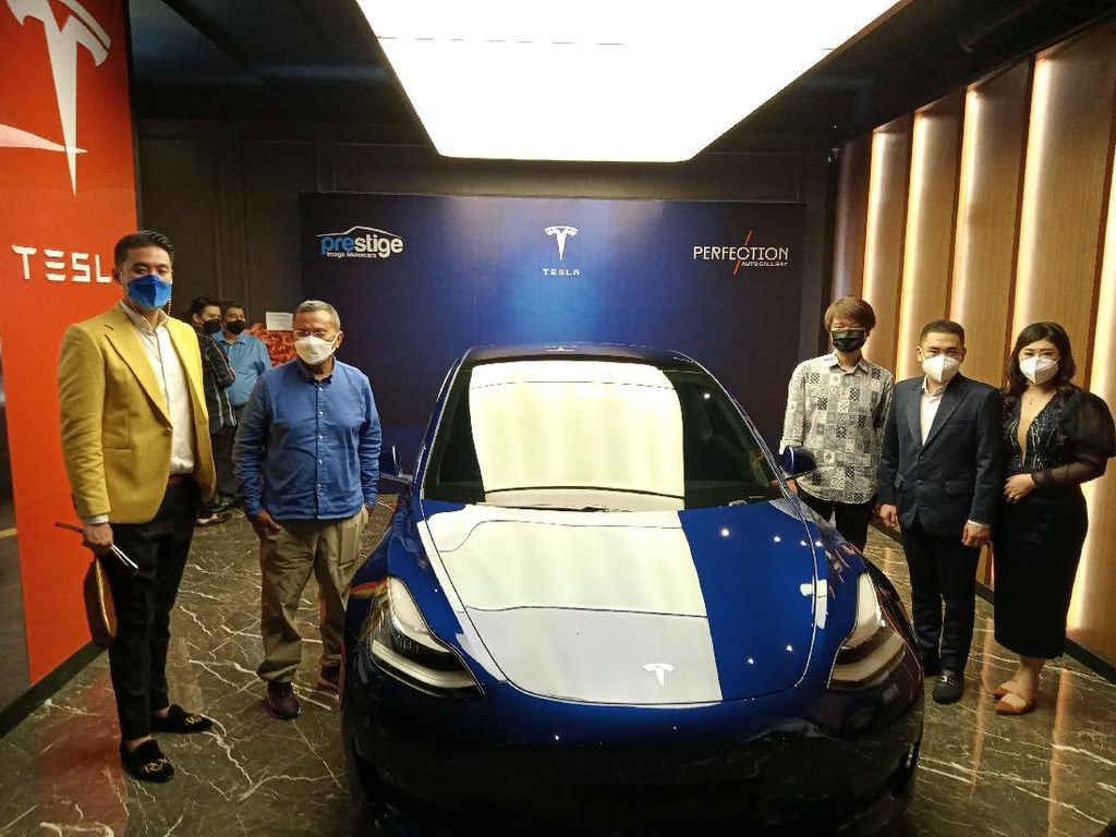 Showroom Mobil Listrik Tesla Dibuka di Surabaya, Warga Rela Antre Test Drive