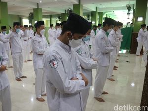 Siswa di Kudus Gelar Salat Gaib Doakan Korban Erupsi Gunung Semeru Siswa di Kudus Gelar Salat Gaib Doakan Korban Erupsi Gunung Semeru