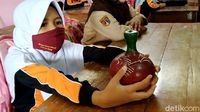 Siswa SD di Batang Ini Sumbangkan Celengan untuk Korban Semeru