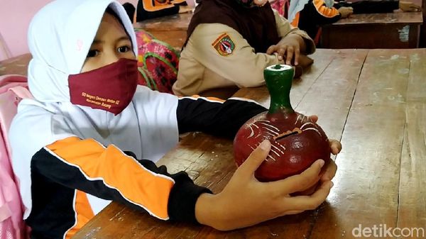 Siswa SD di Batang Ini Sumbangkan Celengan untuk Korban Semeru