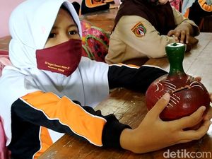 Siswa SD di Batang Ini Sumbangkan Celengan untuk Korban Semeru