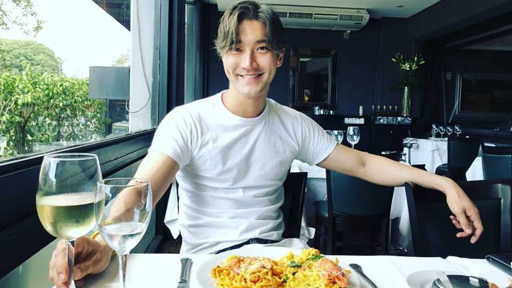 Siwon Super Junior Positif Covid-19, Sosoknya Doyan Ngopi dan Makan Steak