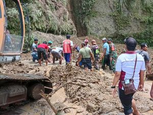Sopir Truk Penambang Pasir Tewas Tertimbun Tebing Longsor Saat BAB