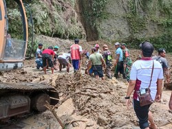 Sopir Truk Penambang Pasir Tewas Tertimbun Tebing Longsor Saat BAB
