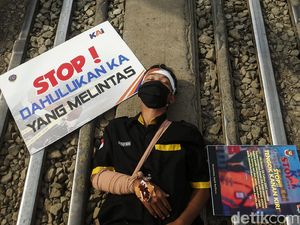 KAI Ajak Pengendara Tertib Berlalu Lintas di Perlintasan KA KAI Ajak Pengendara Tertib Berlalu Lintas di Perlintasan KA