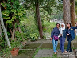 Rekomendasi Tempat Staycation Asyik di Pinggir Sungai Megamendung