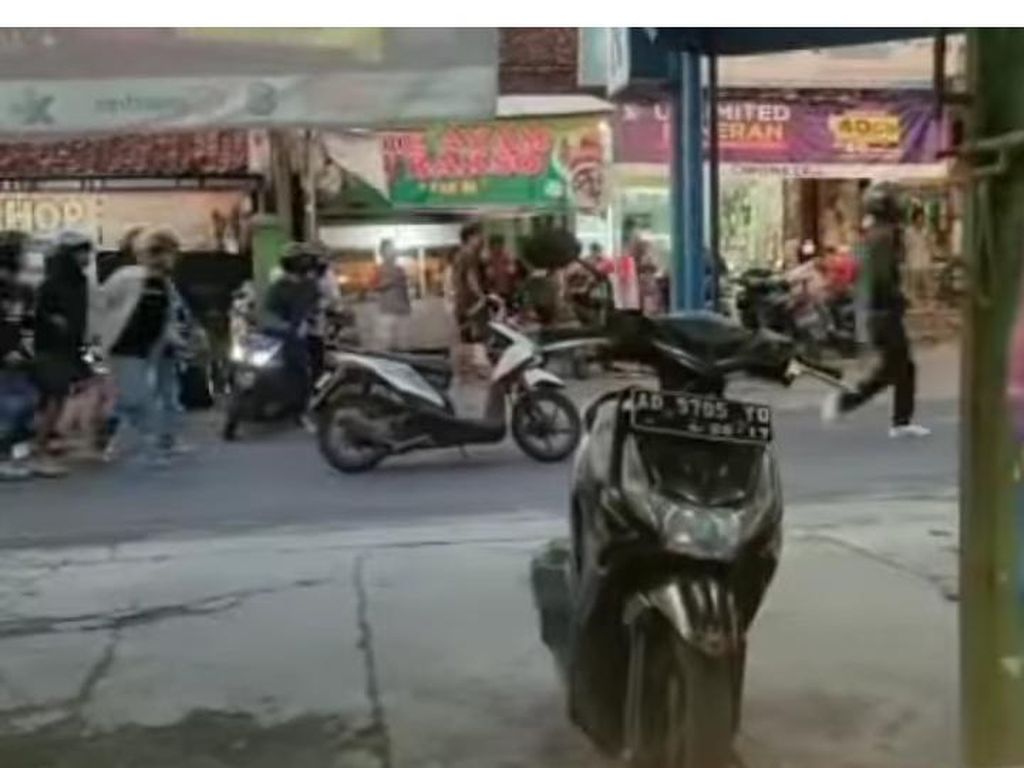 Detik-detik Bentrokan Suporter Bola Pecah di Klaten Detik-detik Bentrokan Suporter Bola Pecah di Klaten