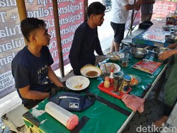 Senyum Harsi Warung Tengklengnya Ramai Lagi Usai Diviralkan Ngepruk