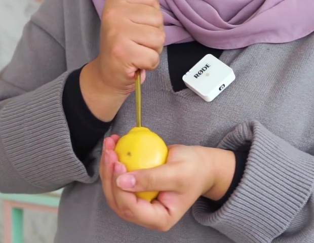 Tips memeras lemon yang viral sepanjang 2021/Foto: Youtube.com/Tasyi Athasyia