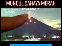 Mbah Rono Bicara Heboh Kelebat Cahaya Merah Muncul di Gunung Semeru