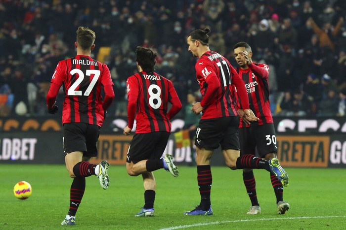 AC Milans Zlatan Ibrahimovic, second right, celebrates with teammates after scoring the 1-1 equalizer during the Serie A soccer match between Udinese and AC Milan, at the Dacia Arena in Udine, Italy, Saturday, Dec. 11, 2021. (Andrea Bressanutti/LaPresse via AP)