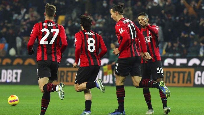 AC Milans Zlatan Ibrahimovic, second right, celebrates with teammates after scoring the 1-1 equalizer during the Serie A soccer match between Udinese and AC Milan, at the Dacia Arena in Udine, Italy, Saturday, Dec. 11, 2021. (Andrea Bressanutti/LaPresse via AP)