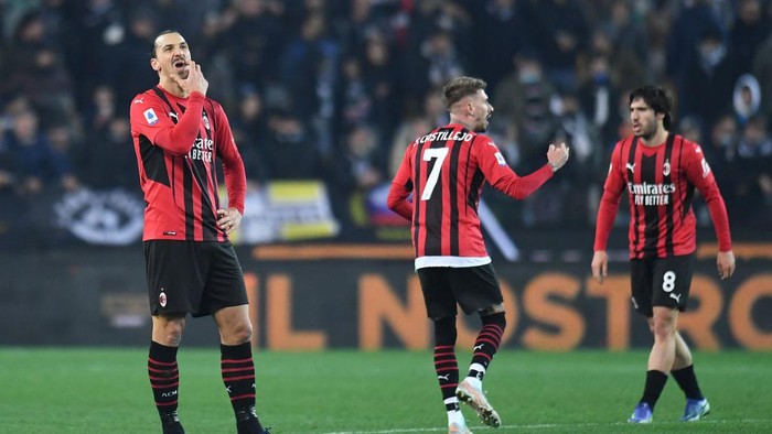 UDINE, ITALY - DECEMBER 11: Zlatan Ibrahimovic of AC Milan reacts at full-time after the Serie A match between Udinese Calcio and AC Milan at Dacia Arena on December 11, 2021 in Udine, Italy. (Photo by Alessandro Sabattini/Getty Images)