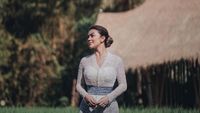 Ariel Tatum Cantik Berkebaya di Pulau Dewata