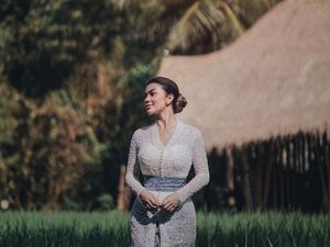 Ariel Tatum Cantik Berkebaya di Pulau Dewata