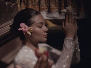 Ariel Tatum Bikin Heboh Lagi, Jalani Upacara Melukat dan Disebut Pindah Agama