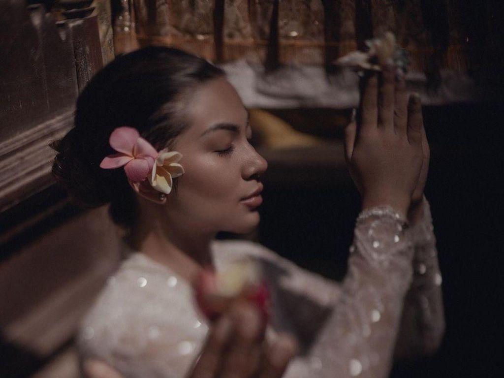 Mengenal Melukat, Upacara Hindu yang Dijalani Ariel Tatum Mengenal Melukat, Upacara Hindu yang Dijalani Ariel Tatum