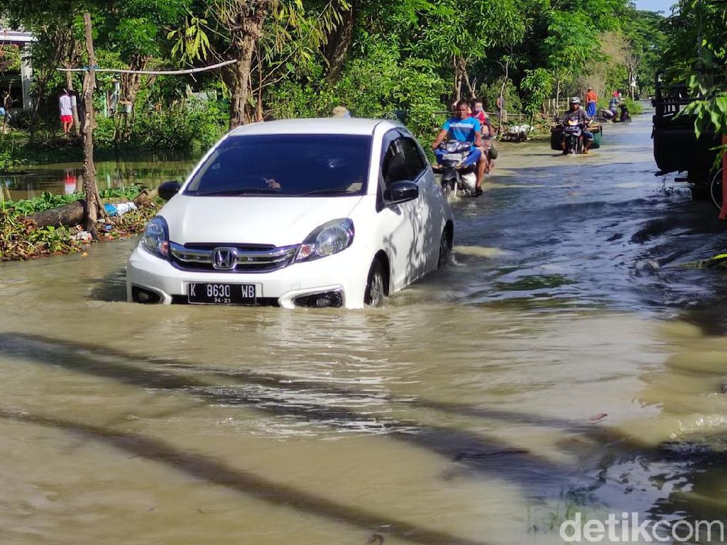 Tanggul Sungai Jebol Pascahujan 5 Jam, Jalan di Lamongan Kebanjiran