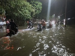 Jalan Ketintang Madya Surabaya Banjir hingga 50 Cm