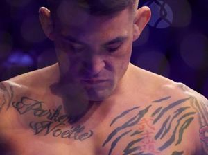 Saat Charles Oliveira Cium Tangan Dustin Poirier